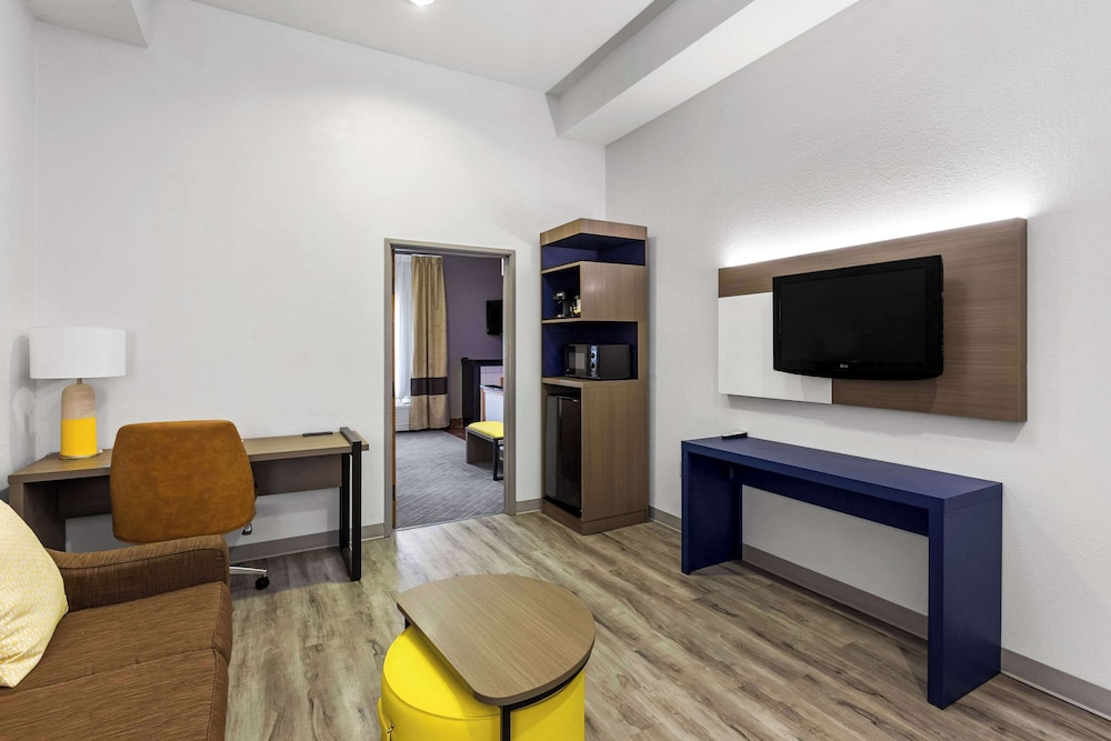Suite, 1 King Bed, Non Smoking, Jetted Tub - Photo 3