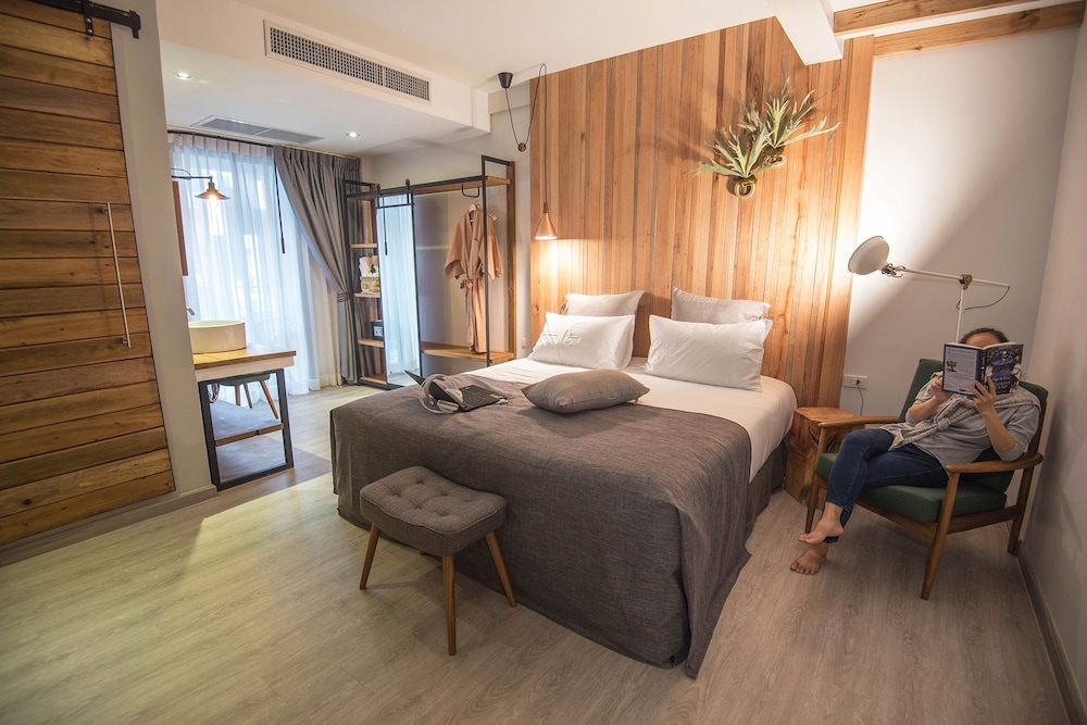 Deluxe Double Room with Balcony photo 2
