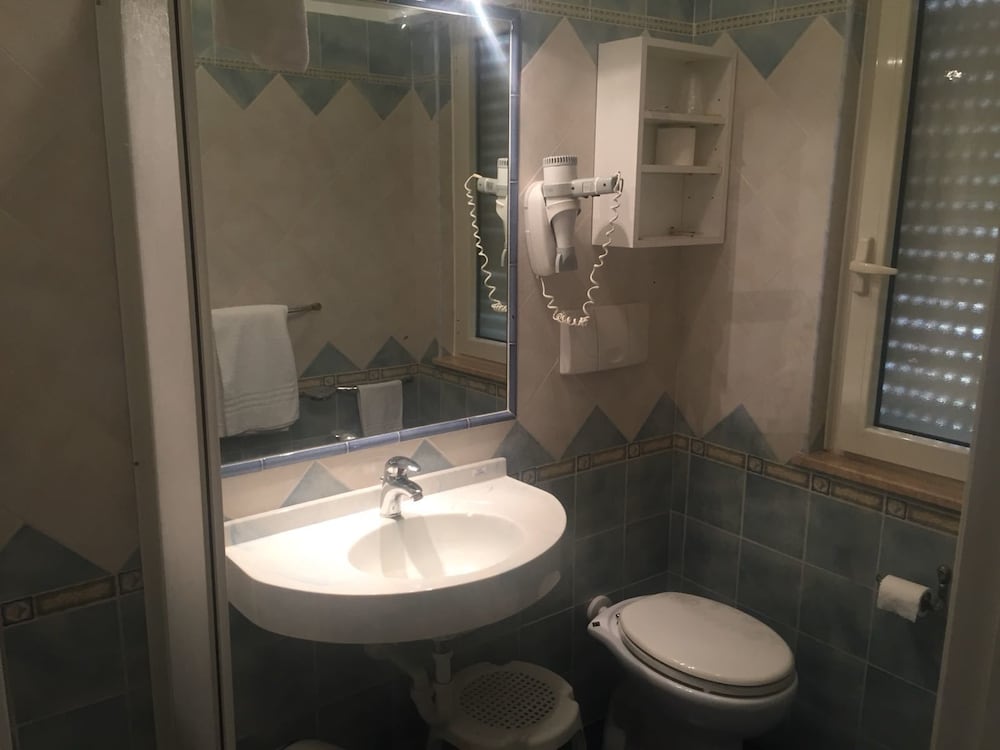 Single Room photo 3