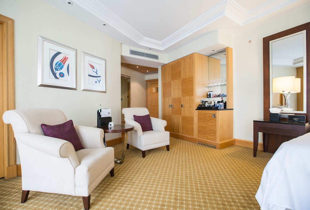 Executive Room, 1 King Bed, Smoking, City View - Photo 3