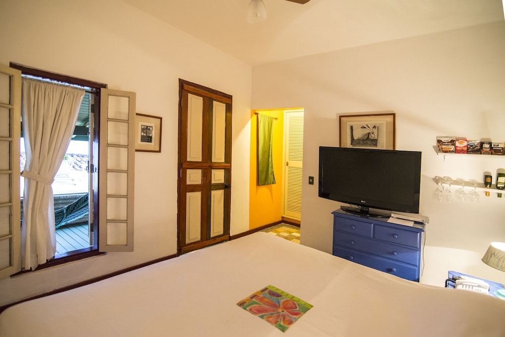 Standard Suite with Sea View 11