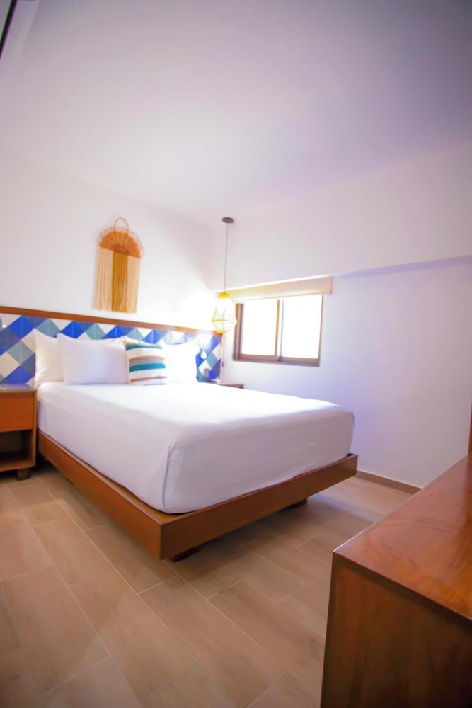 Superior Room, 1 Queen Bed, Refrigerator - Photo 12