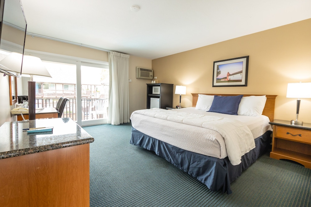 Signature Room, 1 King Bed Upstairs, Balcony (1 king bed nonsmoking) - Photo 1