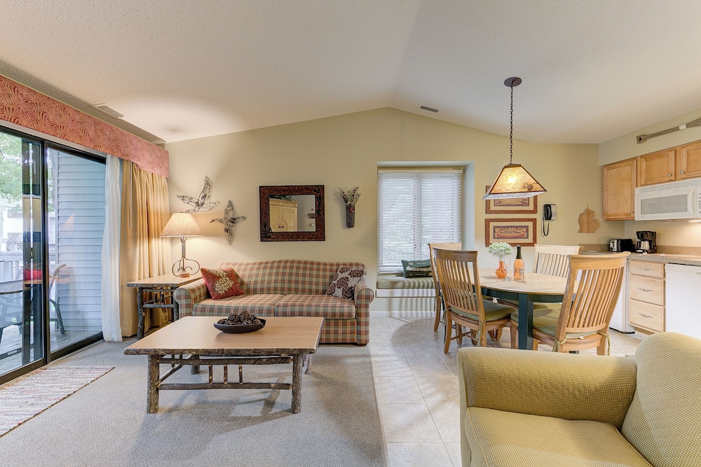 Signature Condo, 1 Queen Bed with Sofa bed (2) photo 1
