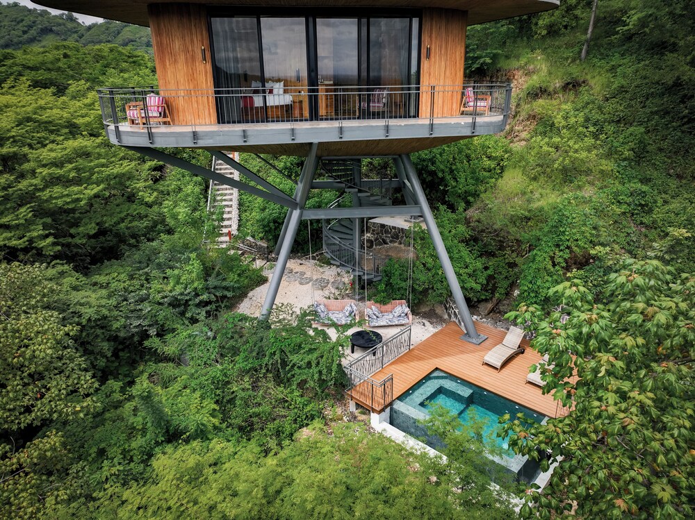 Treetop Suite with Pool view