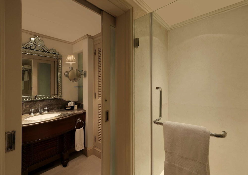 Executive Room - Photo 11