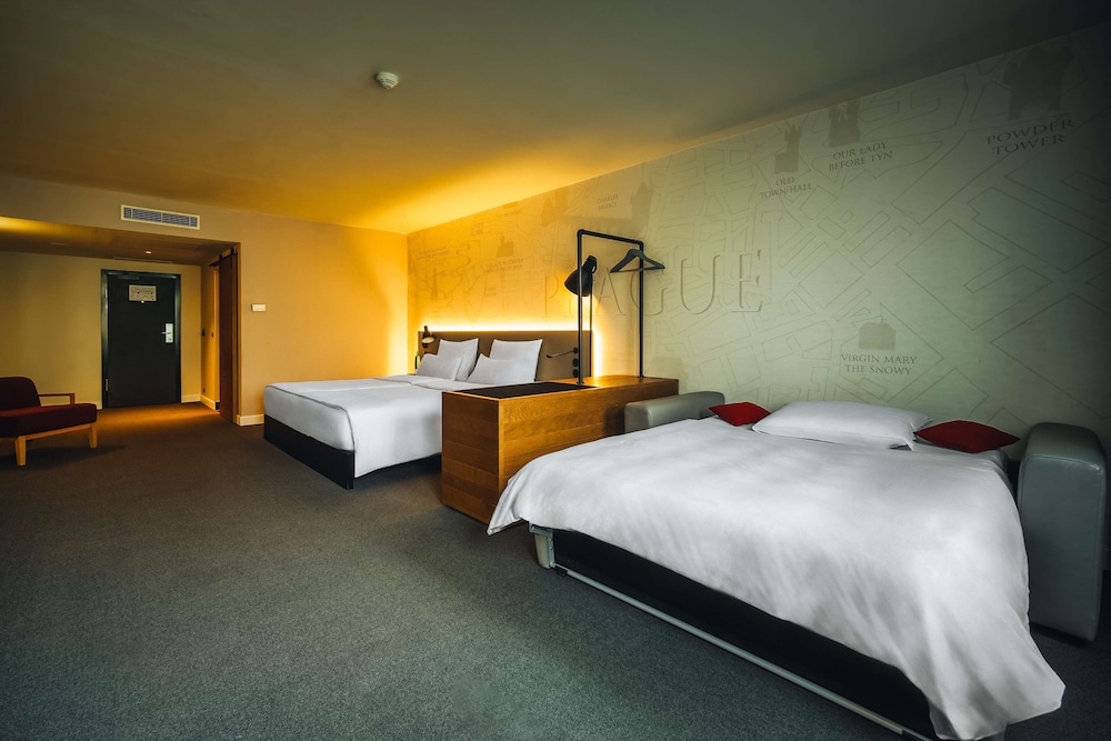 Junior Double or Twin Room thumbnail 6