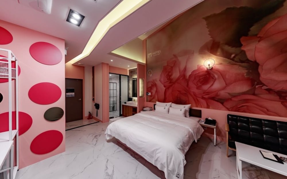 Room (BATH 210) photo 3