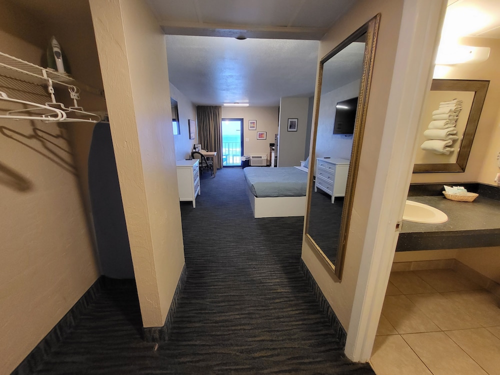 Standard Room, 1 King Bed, Kitchenette, Oceanfront - Photo 1