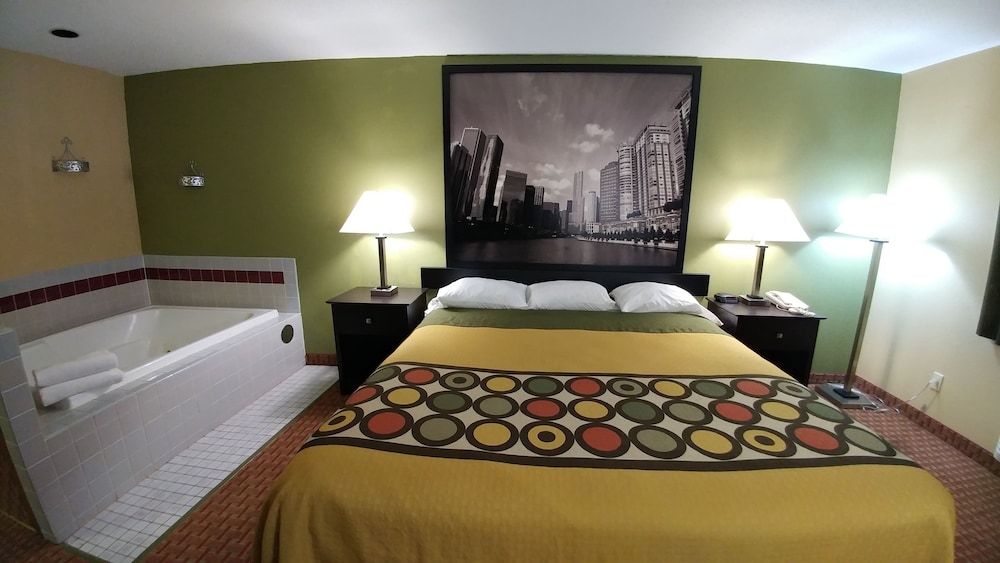 Suite, 1 King Bed - Photo 4