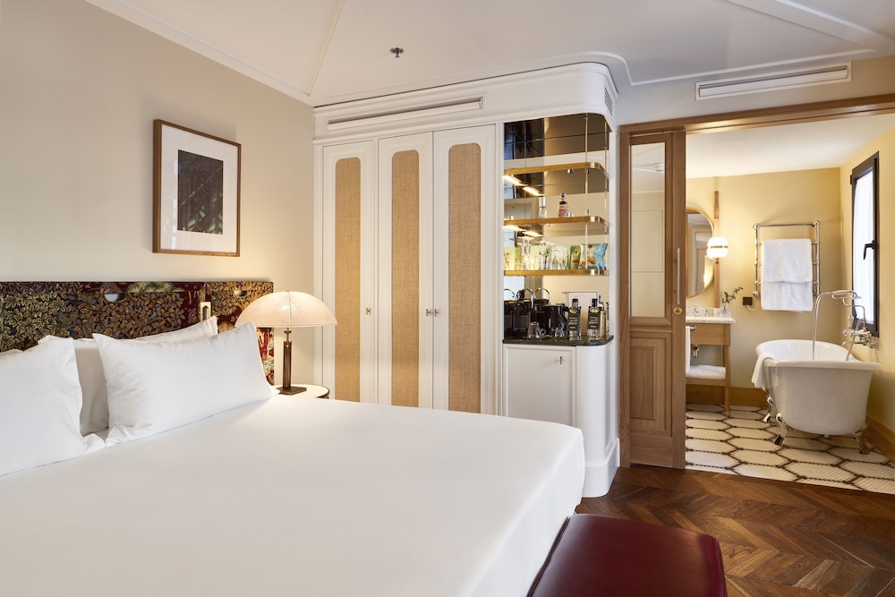 Deluxe Double Room Single Use (Single Use)