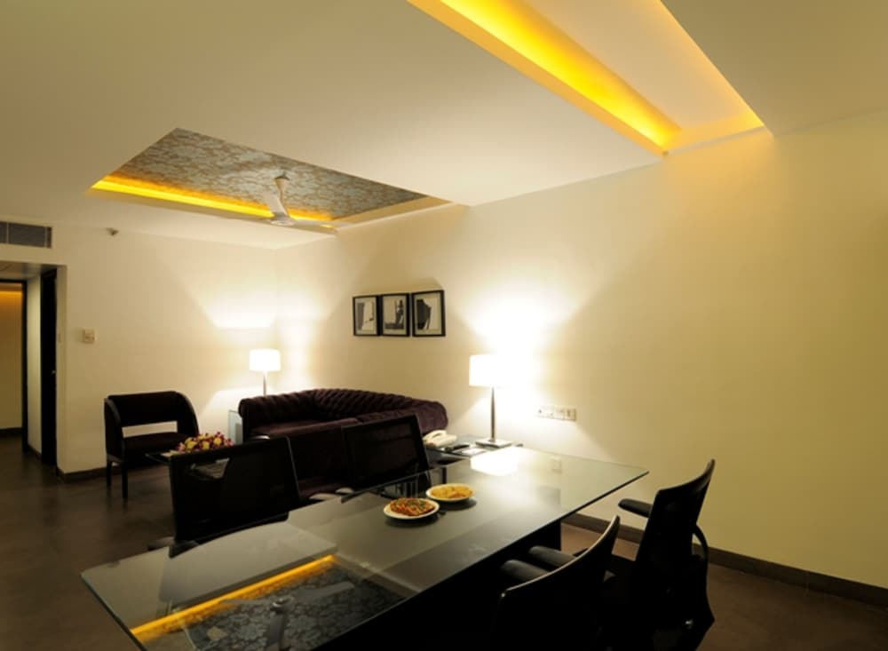 Business Suite - Photo 6