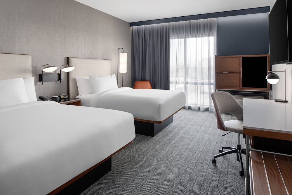 Room, 2 Queen Beds (Mobility/Hearing Access, Roll-In Shwr)