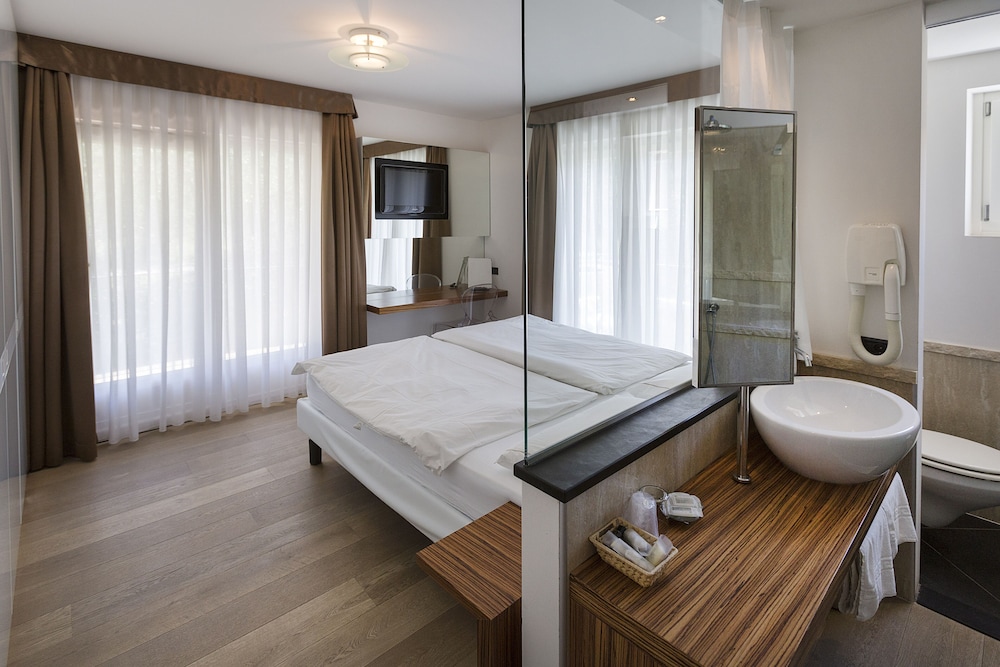 Superior Double or Twin Room, Balcony, Partial Lake View photo 2