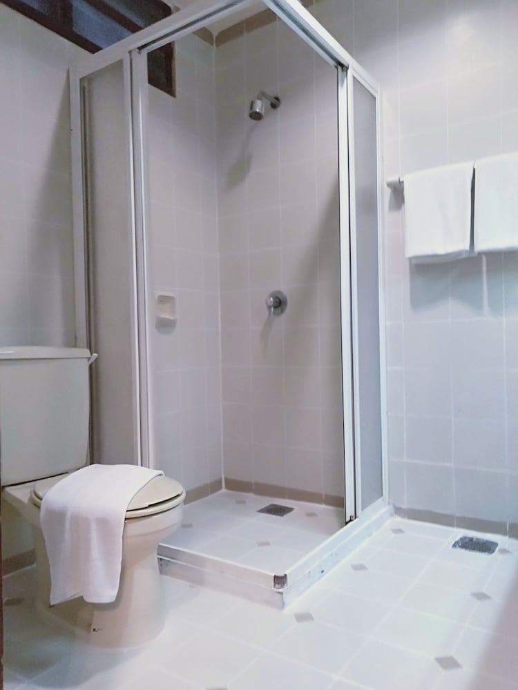 Standard Twin Room - Photo 5