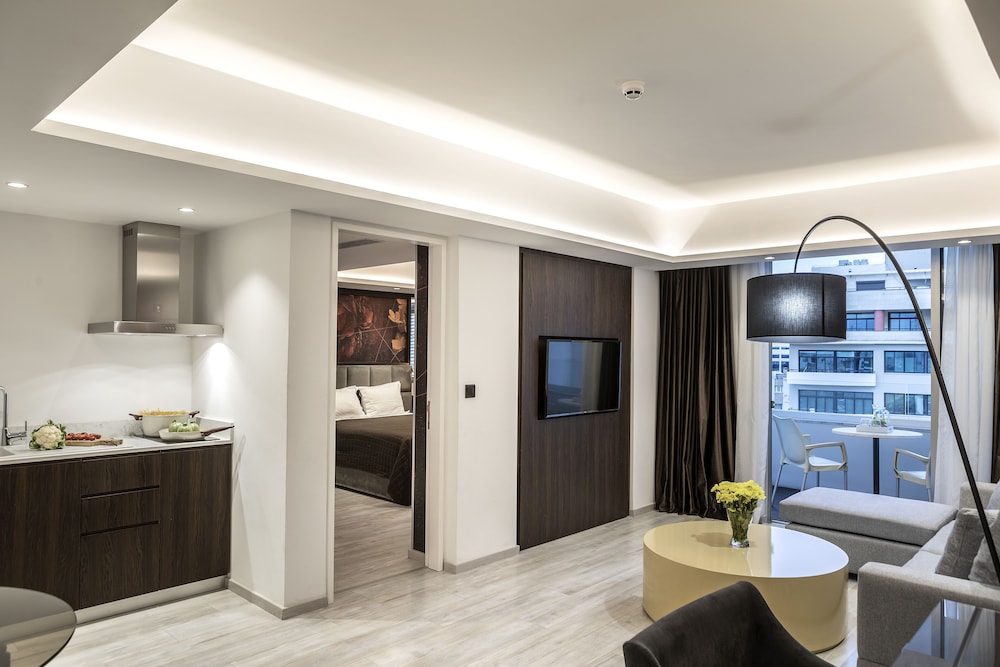 Deluxe Suite (Twin) - Photo 7
