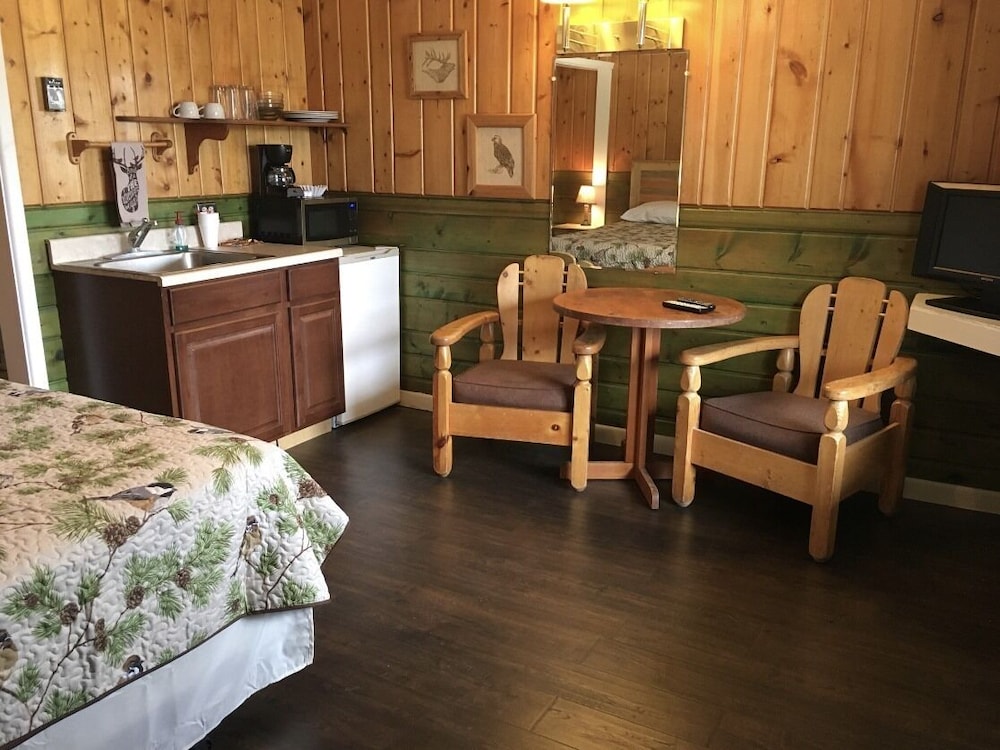 Standard Double Room, Private Bathroom (Two Queens/Kitchenette) photo 2
