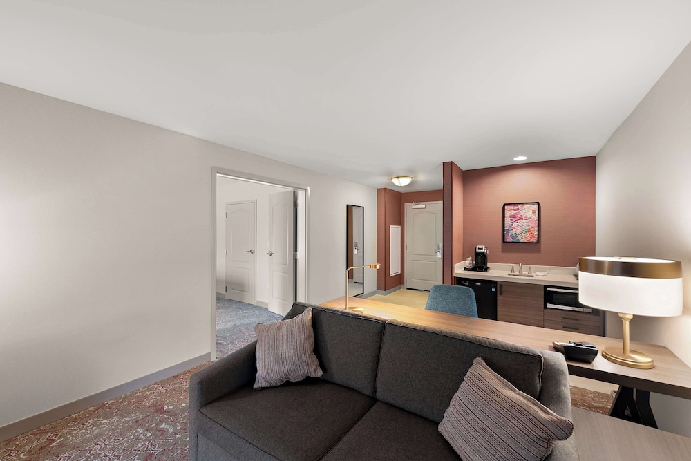 Suite, 1 King Bed - Photo 2