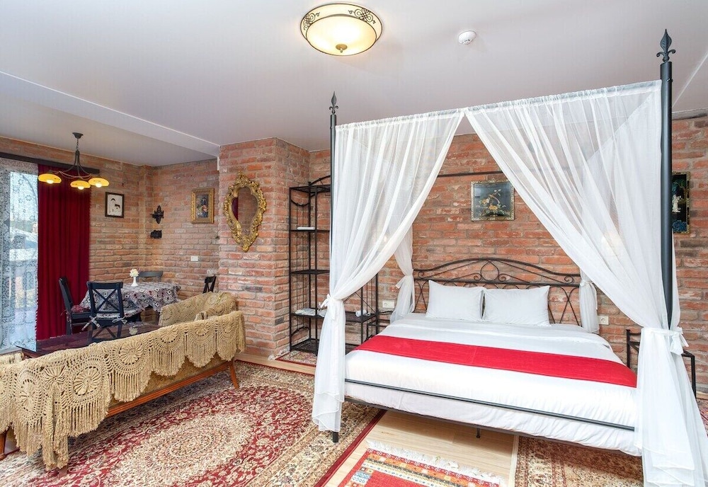 Design Room, Balcony
