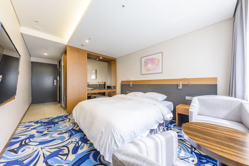 Superior Double or Twin Room, 1 Bedroom, Non Smoking, City View (Run of House) photo 3