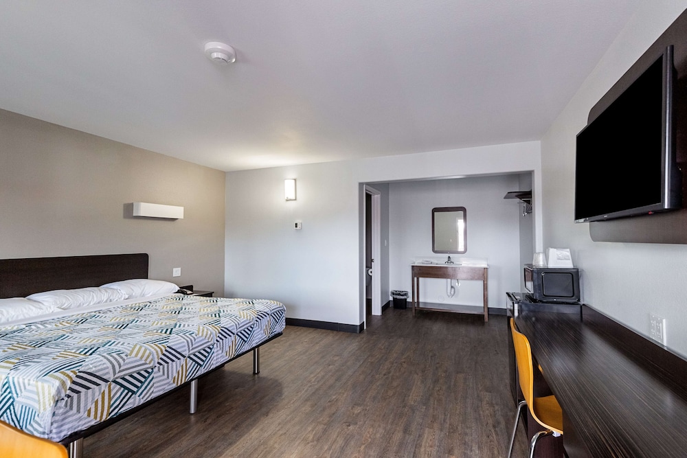 Standard Room, 1 King Bed, Non Smoking - Photo 4