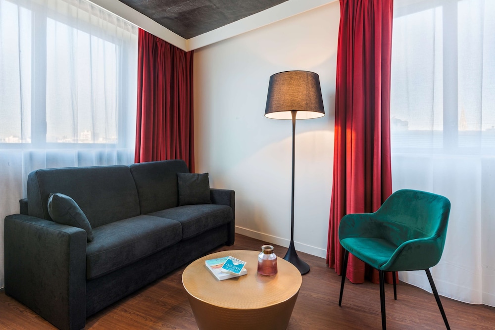 Family Room, 1 Queen Bed, Non Smoking (Larger Room;with Sofabed) - Photo 2