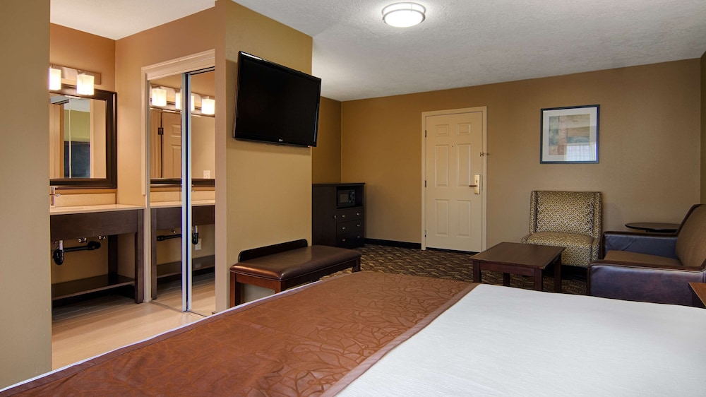 Suite, 1 King Bed, Non Smoking, Refrigerator & Microwave (Oversized Room) photo 1