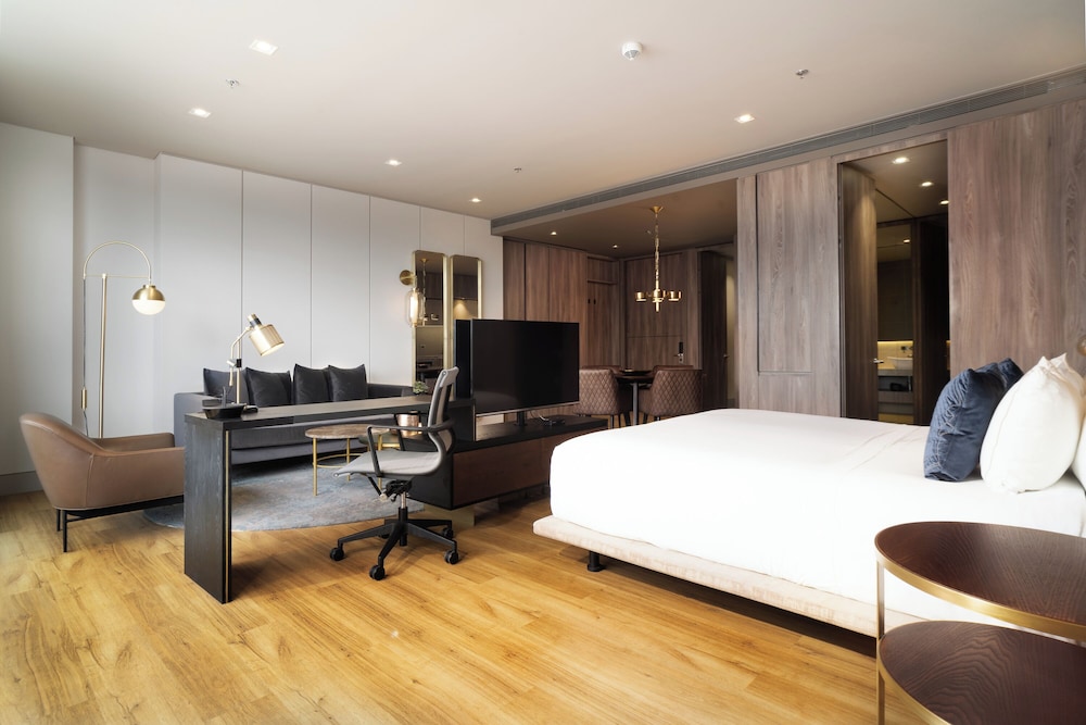 Junior Suite, 1 King Bed - Photo 1