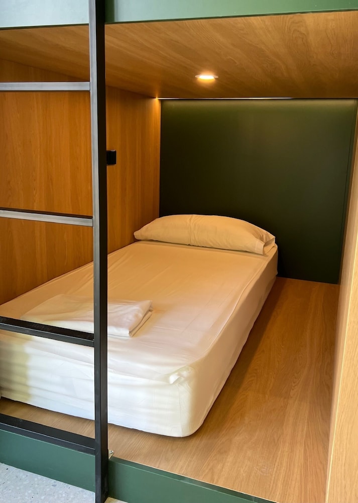 Habitación compartida mixta de 6 camas con ducha