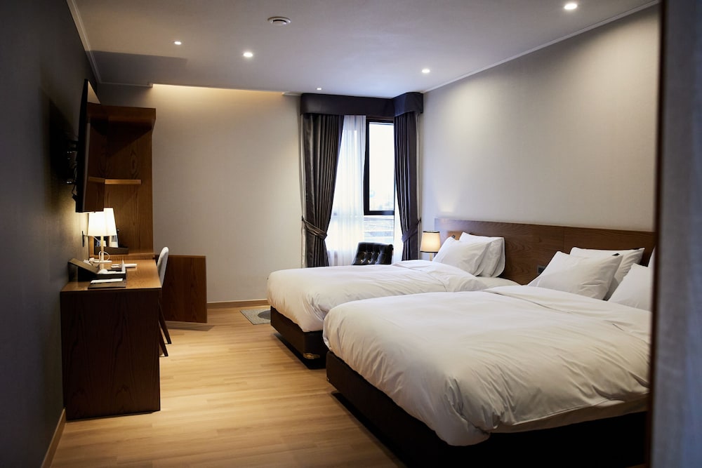 Corner Suite - Photo 10