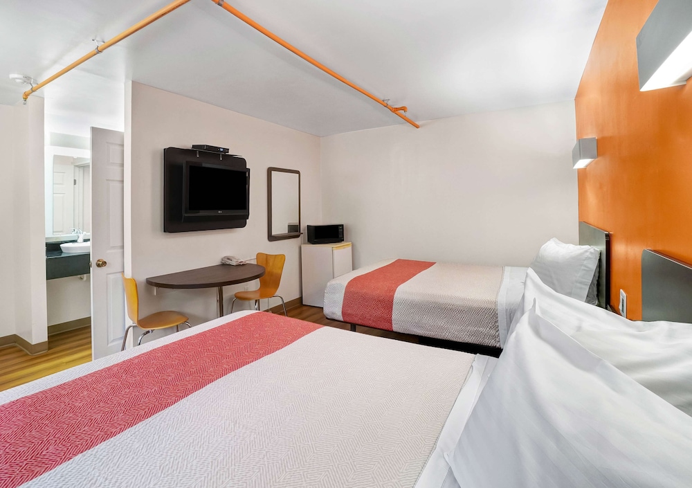 Standard Room, 2 Queen Beds, Non Smoking, Refrigerator & Microwave photo 2