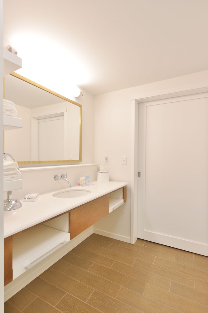 Room, Accessible, Non Smoking (Roll-in Shower) photo 2