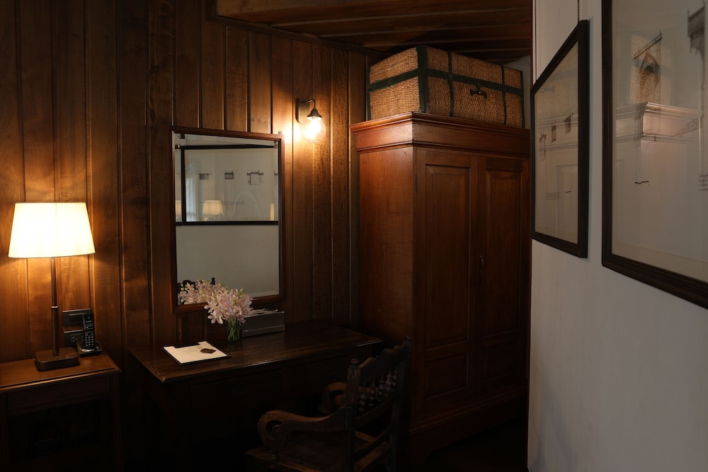 Superior Chinese Settler Room