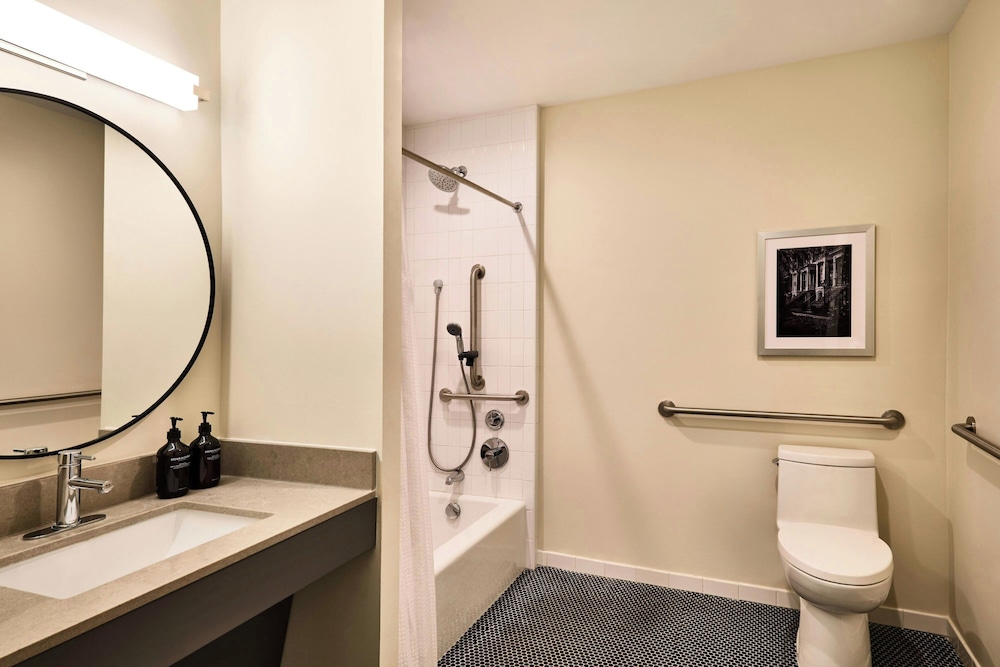 Suite, 2 Bedrooms (Mobility/Hearing Accessible, Tub)