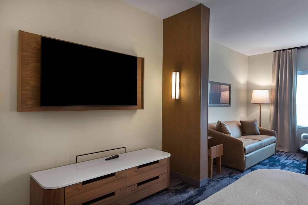 Suite, 1 King Bed with Sofa bed - Photo 4