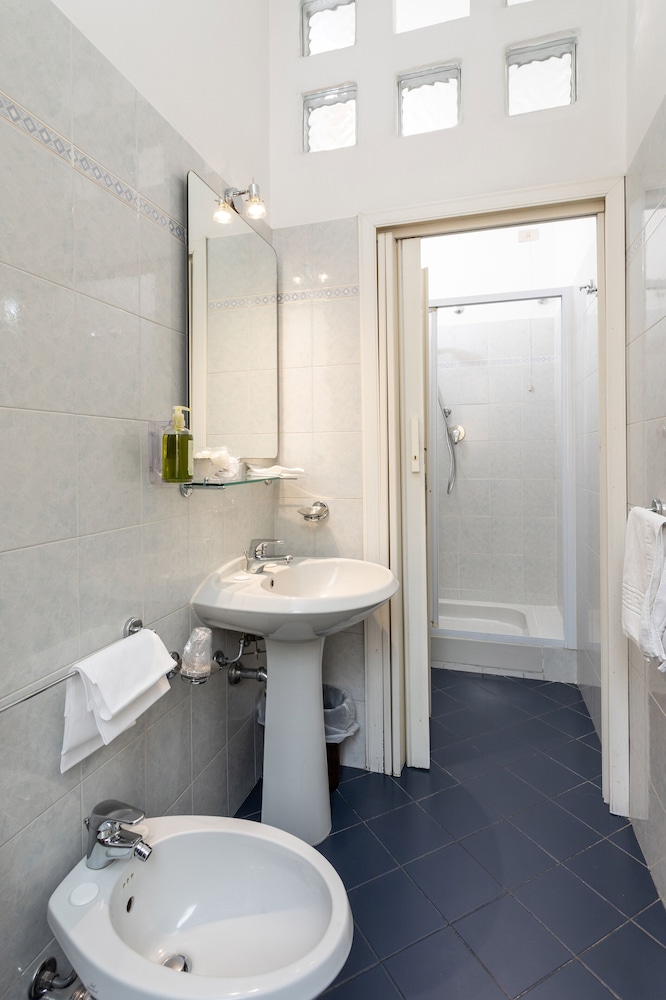 Quadruple Room - Photo 7