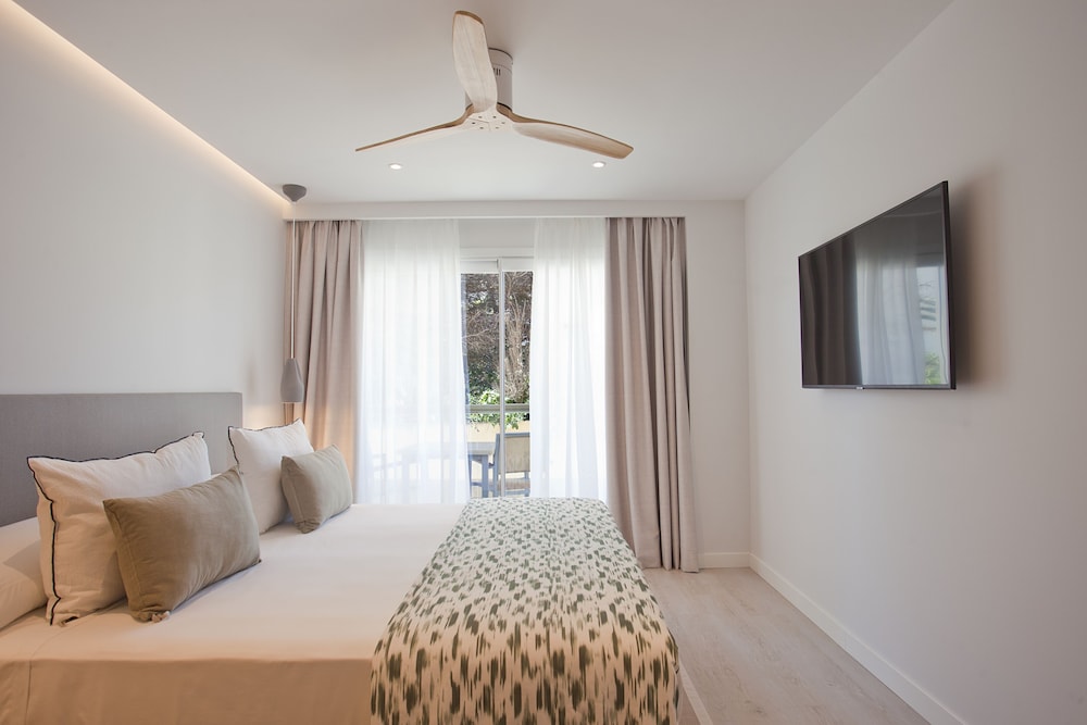 Double Room (Street Views)