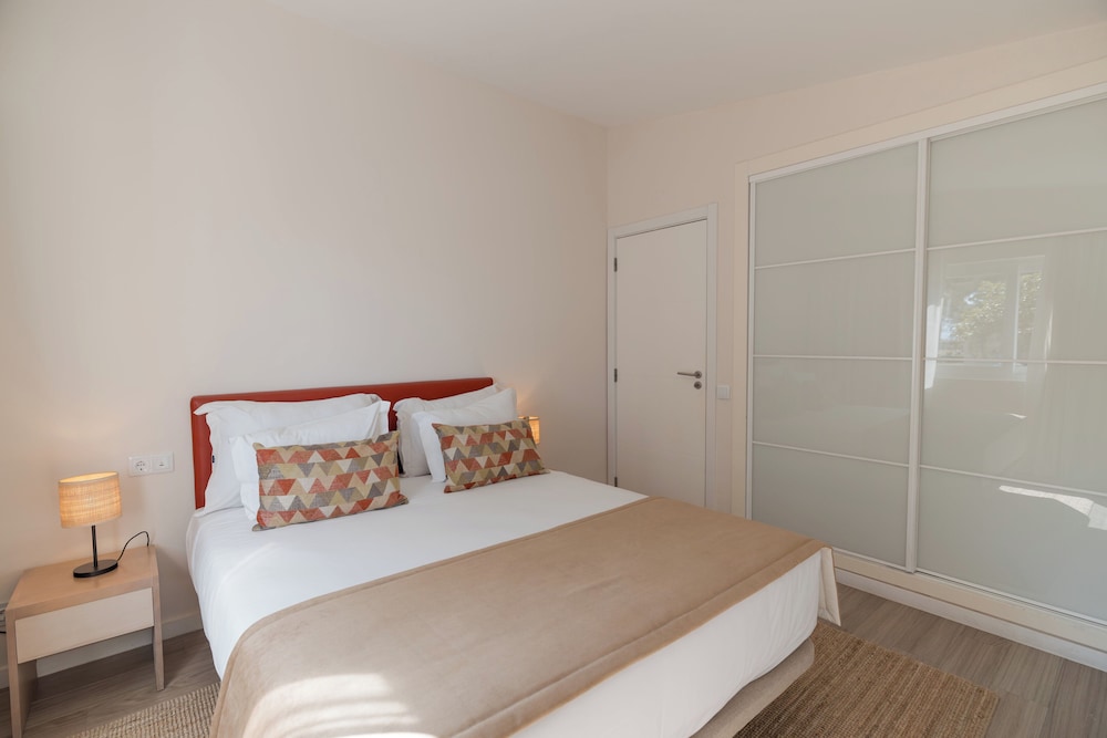 Available room thumbnail 6