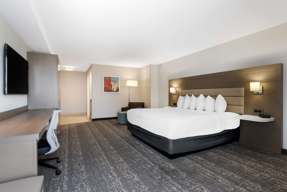 Suite, 1 King Bed, Accessible, Refrigerator & Microwave - Photo 6