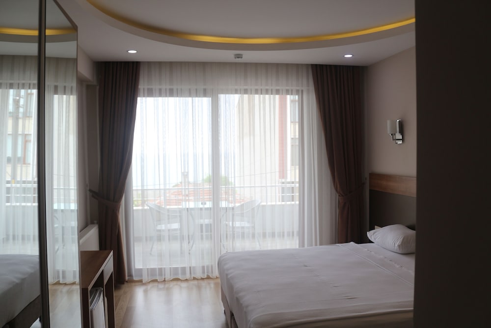 Deluxe Room, 1 Queen Bed, Sea View - Photo 1