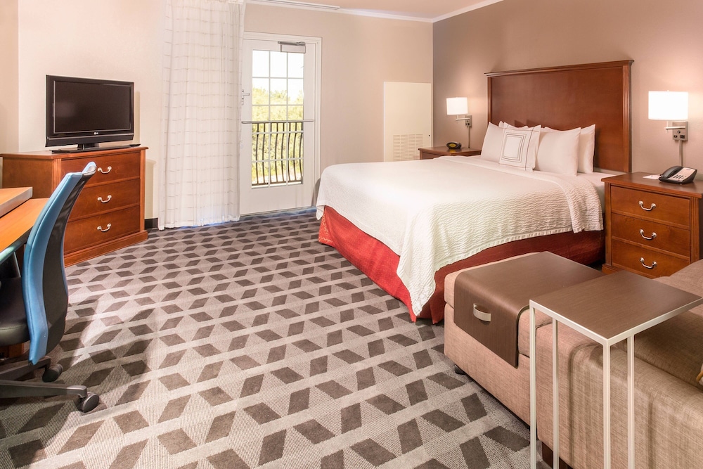 Studio Suite, 1 King Bed with Sofa bed, Balcony (Mobility/Hearing Accessible, Tub) photo 3