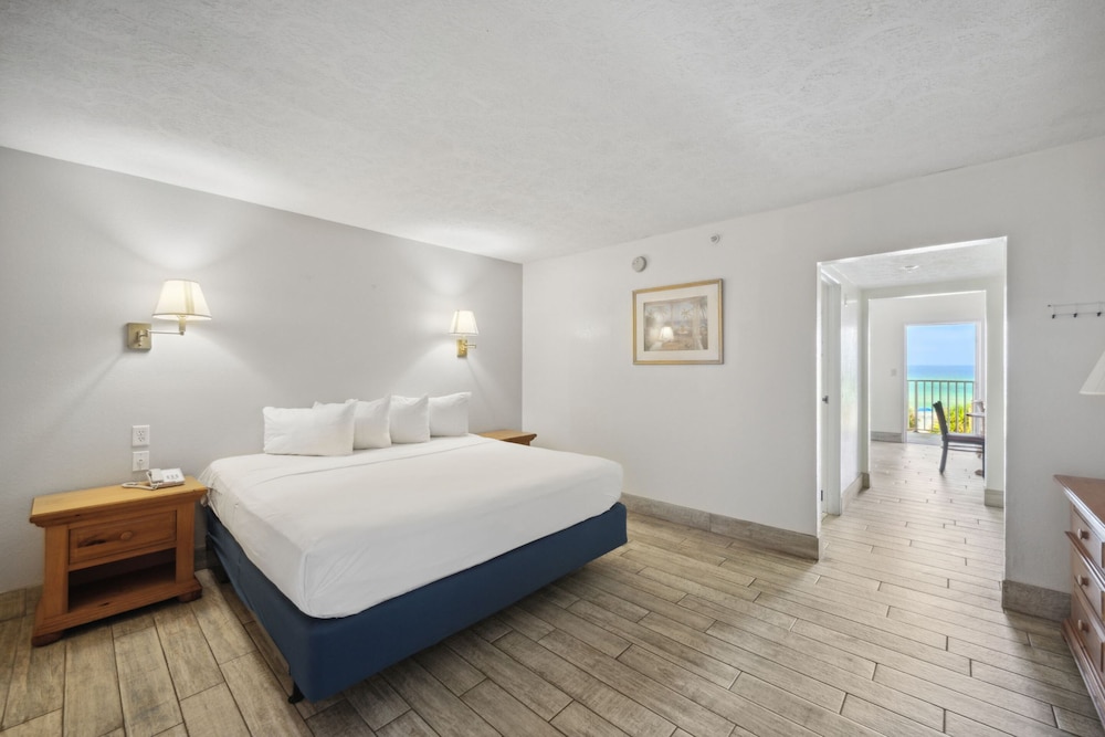 Deluxe Suite, 1 King Bed, Kitchen, Beachfront