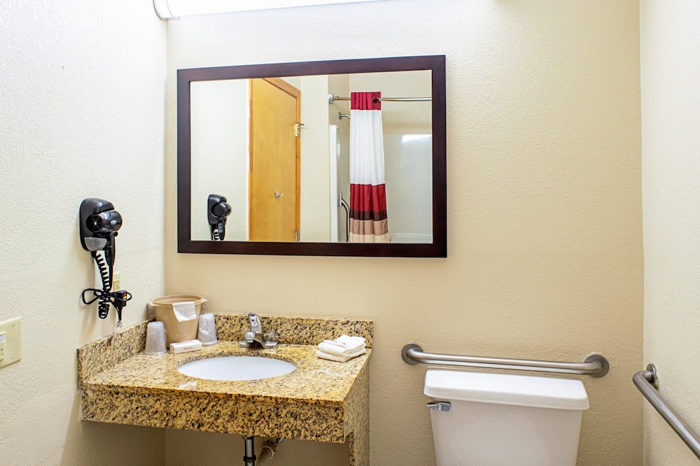 Deluxe Room, 1 King Bed, Accessible (Smoke Free) - Photo 2