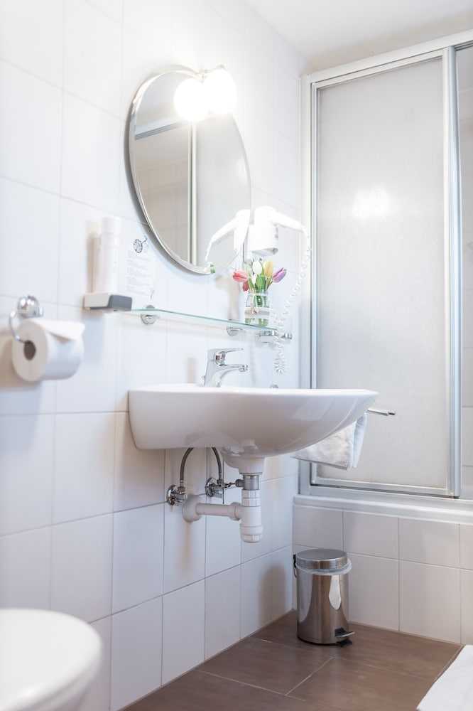 Standard Triple Room, Ensuite - Photo 4