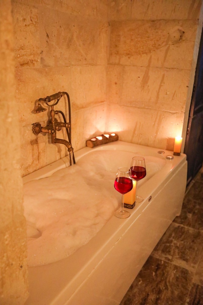 Duru Deluxe Jacuzzi Suite - Photo 3