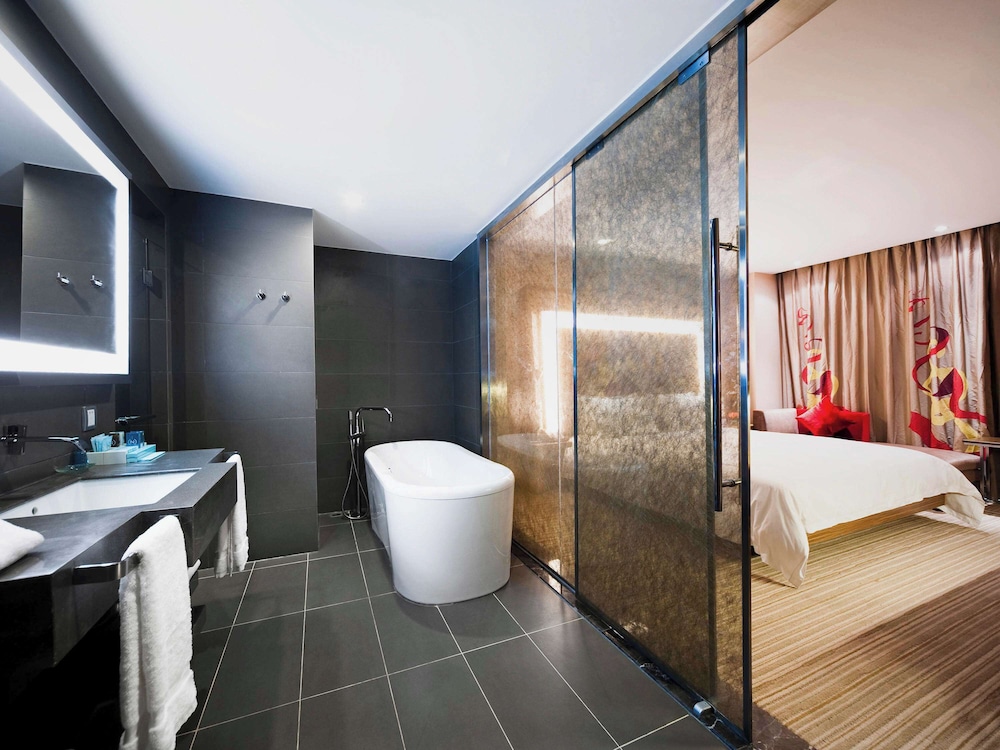Premier Suite - Photo 13