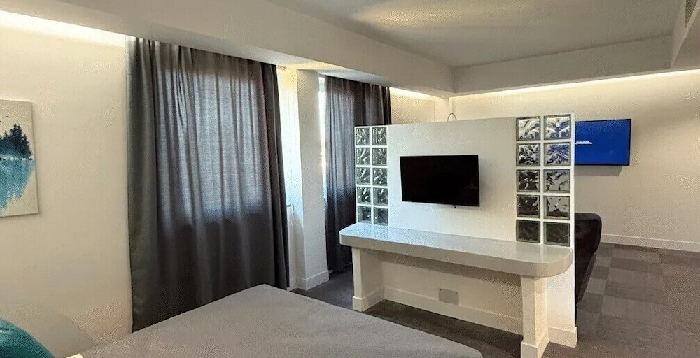 Junior Suite, 1 King Bed - Photo 2