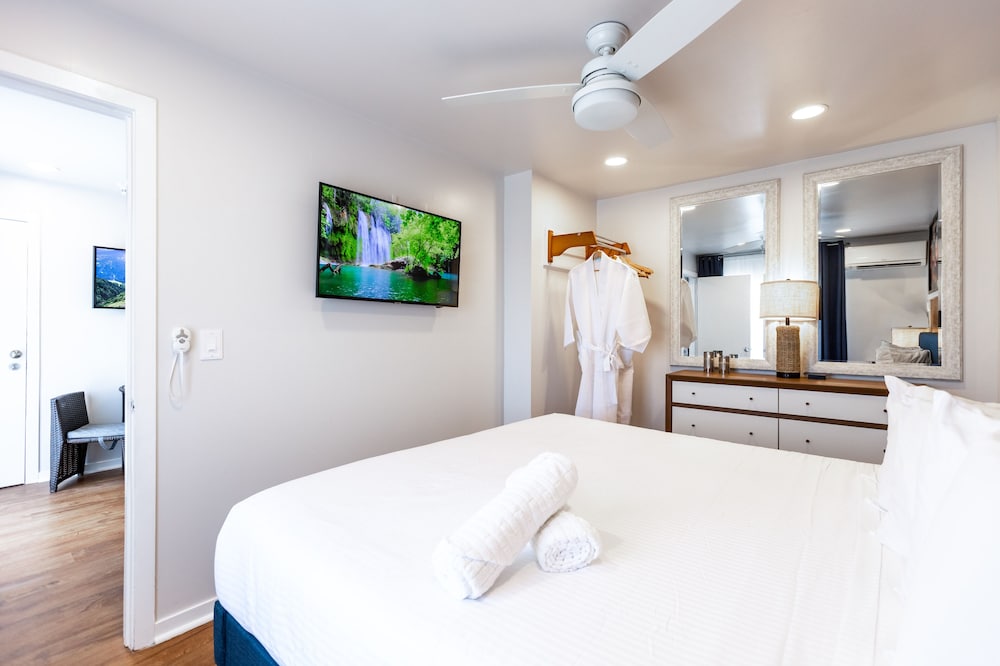 Suite, Kitchen, Poolside photo 2
