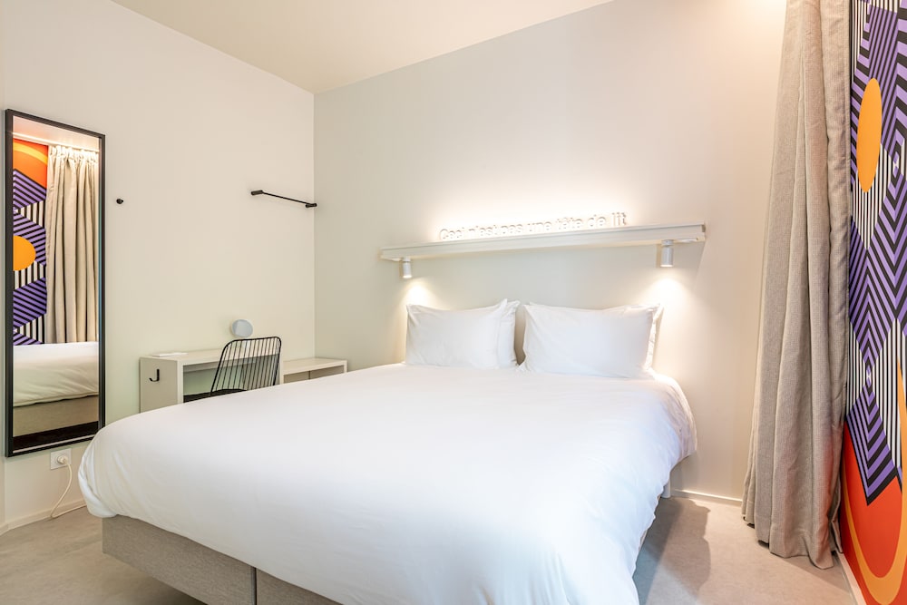 Classic Double Room thumbnail 5