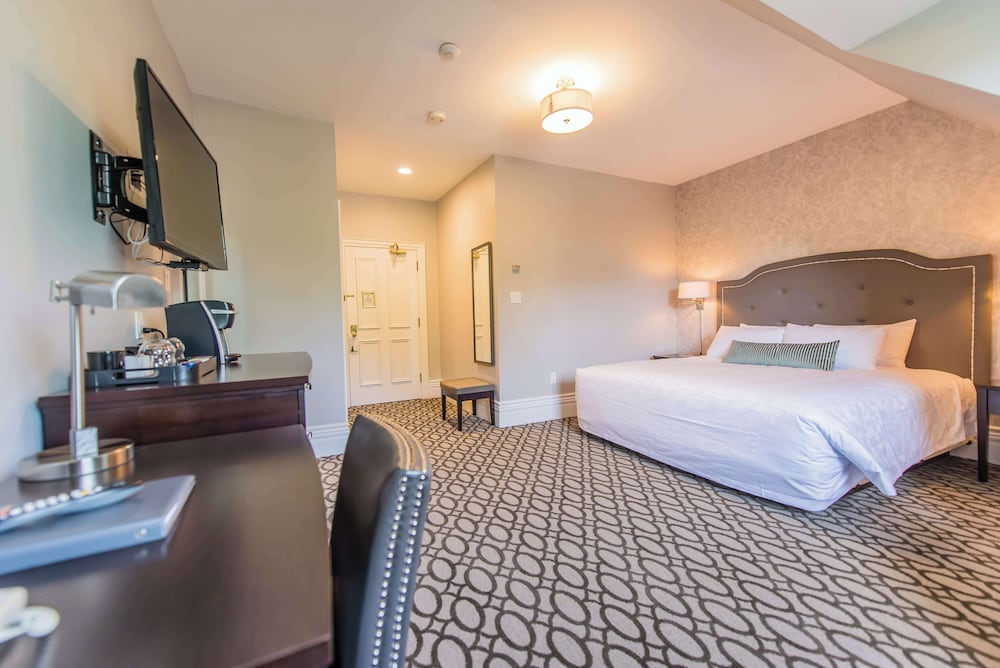 Standard Room, 1 King Bed, Non Smoking, Balcony